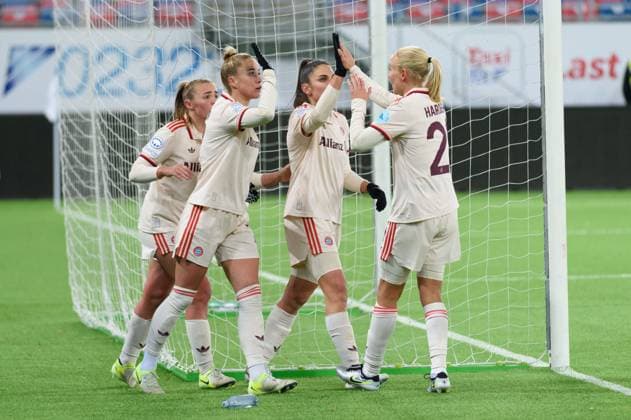 Players of FC Bayern Munich celebrating the opennig goal during the UEFA Womens Champions League group stage match between Valerenga and FC Bayern Munich at Intility Arena in Oslo, Norway. (Sven Beyrich SPP) Copyright: xSvenxBeyrich SPPx spp-en-SvBe-20241121-D4S_2817