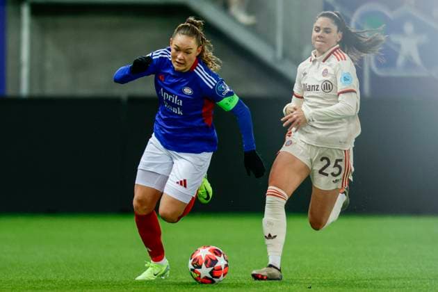 Mesterligaen football women, group C Valerenga Bayern Munich Oslo 20241121 FC Bayern M?nchen s Sarah Zadrazil and Valerenga s Janni Thomsen during the women s Champions League group stage match between Valerenga and Bayern Munich at the Intility Arena Photo Jonas Been Henriksen NTB Oslo Norway EDITORIAL USE ONLY RESTRICTED USE FOR BETTING COMPANIES  Copyright: xJonasxBeenxHenriksenx xNTBx