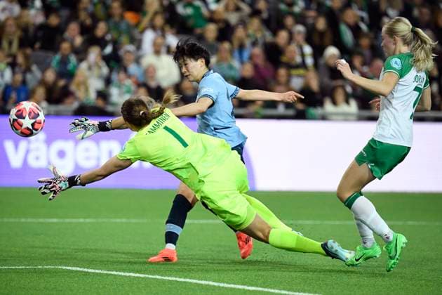 STOCKHOLM, SWEDEN 20241121 Manchester s Aoba Fujino against Hammarby s goalkeeper Anna Tamminen during Women s Champions League Group D soccer match between Hammarby IF and Manchester City at the Tele2 Arena, Stockholm, Sweden November 21, 2024 STOCKHOLM SWEDEN x12180x  Copyright: xJakobxAkerstenxBrodÃ n TTx CHAMPIONS LEAGUE HAMMARBY-MANCHESTER CITY