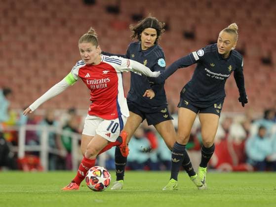 North London, England, November 21 2024: Kim Little (10 Arsenal) dribbles past Eva Schatzer (6 Juventus) and Hanna Bennison (15 Juventus) during the UEFA Womens Champions League game between Arsenal and Juventus at Emirates Stadium in North London, England. (Jay Patel SPP) Copyright: xJayxPatel SPPx spp-en-JaPa-ARSvJUV_20241121_0003