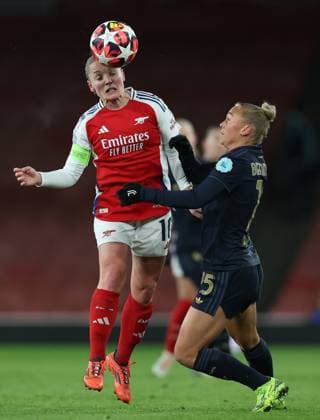 London, England, 21st November 2024. Kim Little of Arsenal and Hanna Bennison of Juventus cha during the UEFA Womens Champions League match at the Emirates Stadium, London. Picture credit should read: Paul Terry Sportimage EDITORIAL USE ONLY. No use with unauthorised audio, video, data, fixture lists, club league logos or live services. Online in-match use limited to 120 images, no video emulation. No use in betting, games or single club league player publications. SPI-3462-0004