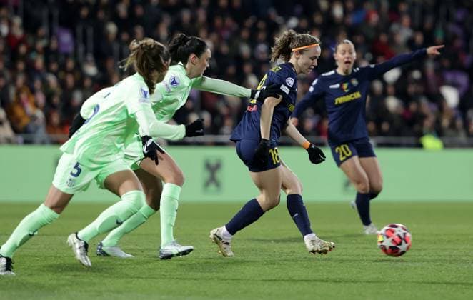 WOMEN SOCCER - UEFA CL, St.Poelten vs Barcelona VIENNA,AUSTRIA,21.NOV.24 - WOMEN SOCCER - UEFA Women s Champions League, group stage, SKN Sankt Poelten vs FC Barcelona, Barca Image shows Jana Fernandez (Barcelona), Melanie Brunnthaler and Sophie Hillebrand (St.Poelten).  GEPAxpictures xWalterxLuger