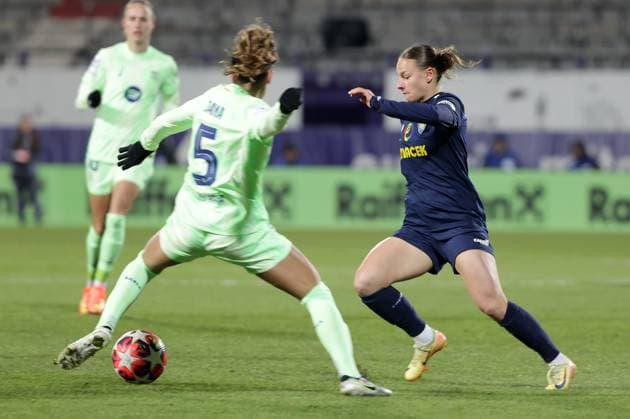 WOMEN SOCCER - UEFA CL, St.Poelten vs Barcelona VIENNA,AUSTRIA,21.NOV.24 - WOMEN SOCCER - UEFA Women s Champions League, group stage, SKN Sankt Poelten vs FC Barcelona, Barca Image shows Jana Fernandez (Barcelona) and Chiara Dangelo (St.Poelten).  GEPAxpictures xWalterxLuger