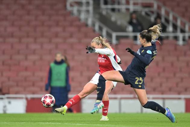 Frida Maanum of Arsenal Women shoots fro distance during the Womens Champions League match between Arsenal Women and Juventus Femminile at the Emirates Stadium, London, England on 21 November 2024. Copyright: xPhilxHutchinsonx 42110007