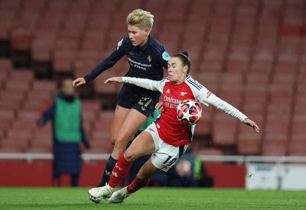 London, England, 21st November 2024. Caitlin Foord of Arsenal is challenged by Paulina Krumbiegel of Juventus in the penalty area during the UEFA Womens Champions League match at the Emirates Stadium, London. Picture credit should read: Paul Terry Sportimage EDITORIAL USE ONLY. No use with unauthorised audio, video, data, fixture lists, club league logos or live services. Online in-match use limited to 120 images, no video emulation. No use in betting, games or single club league player publications. SPI-3462-0007