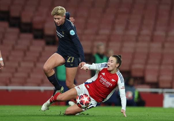 London, England, 21st November 2024. Caitlin Foord of Arsenal is challenged by Paulina Krumbiegel of Juventus in the penalty area during the UEFA Womens Champions League match at the Emirates Stadium, London. Picture credit should read: Paul Terry Sportimage EDITORIAL USE ONLY. No use with unauthorised audio, video, data, fixture lists, club league logos or live services. Online in-match use limited to 120 images, no video emulation. No use in betting, games or single club league player publications. SPI-3462-0008