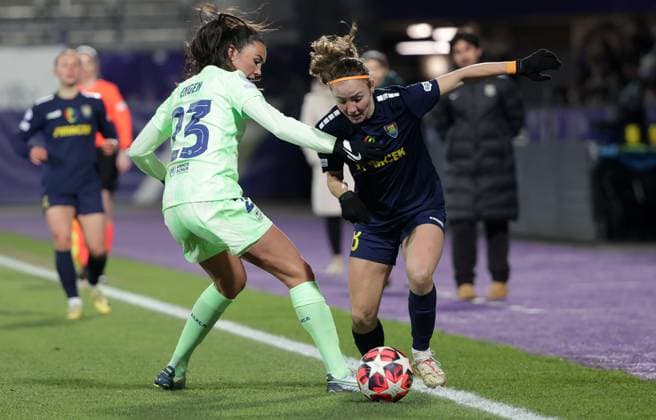 WOMEN SOCCER - UEFA CL, St.Poelten vs Barcelona VIENNA,AUSTRIA,21.NOV.24 - WOMEN SOCCER - UEFA Women s Champions League, group stage, SKN Sankt Poelten vs FC Barcelona, Barca Image shows Ingrid Engen (Barcelona) and Melanie Brunnthaler (St.Poelten).  GEPAxpictures xWalterxLuger
