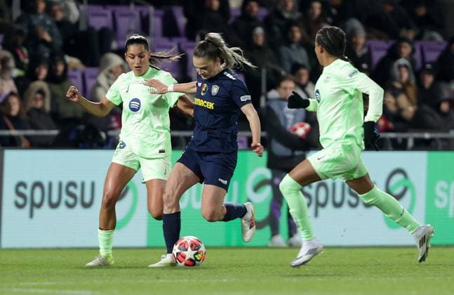 WOMEN SOCCER - UEFA CL, St.Poelten vs Barcelona VIENNA,AUSTRIA,21.NOV.24 - WOMEN SOCCER - UEFA Women s Champions League, group stage, SKN Sankt Poelten vs FC Barcelona, Barca Image shows Francisca Nazareth (Barcelona) and Melike Pekel (St.Poelten).  GEPAxpictures xWalterxLuger