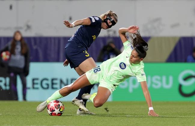 WOMEN SOCCER - UEFA CL, St.Poelten vs Barcelona VIENNA,AUSTRIA,21.NOV.24 - WOMEN SOCCER - UEFA Women s Champions League, group stage, SKN Sankt Poelten vs FC Barcelona, Barca Image shows Anna Johanning (St.Poelten) and Francisca Nazareth (Barcelona).  GEPAxpictures xWalterxLuger