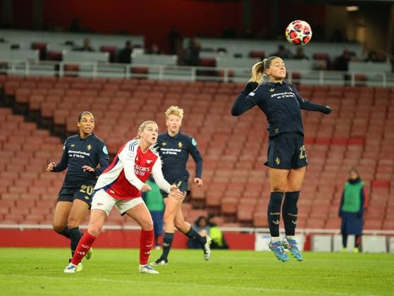 North London, England, November 21 2024: Viola Calligaris (25 Juventus) heads a cross away during the UEFA Womens Champions League game between Arsenal and Juventus at Emirates Stadium in North London, England. (Jay Patel SPP) Copyright: xJayxPatel SPPx spp-en-JaPa-ARSvJUV_20241121_0011