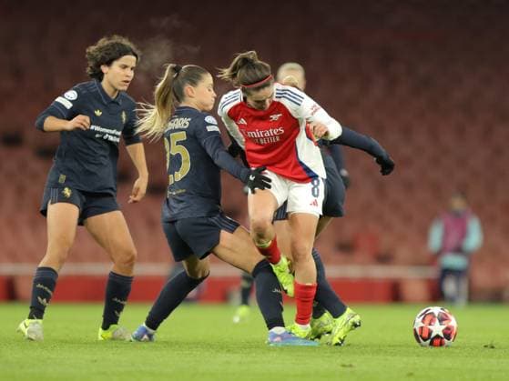 North London, England, November 21 2024: Mariona Caldentey (8 Arsenal) on the ball is closed down during the UEFA Womens Champions League game between Arsenal and Juventus at Emirates Stadium in North London, England. (Jay Patel SPP) Copyright: xJayxPatel SPPx spp-en-JaPa-ARSvJUV_20241121_0014