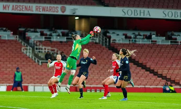 Pauline Peyraud-Magnin of Juventus punches clear Arsenal Women v Juventus Women, UEFA Women s Champions League, Group C, Football, Emirates Stadium, London, UK - 21 Nov 2024 EDITORIAL USE ONLY No use with unauthorised audio, video, data, fixture lists, club league logos or live services. Online in-match use limited to 120 images, no video emulation. No use in betting, games or single club league player publications. Copyright: xJavierxGarcia Shutterstockx 14933179ae