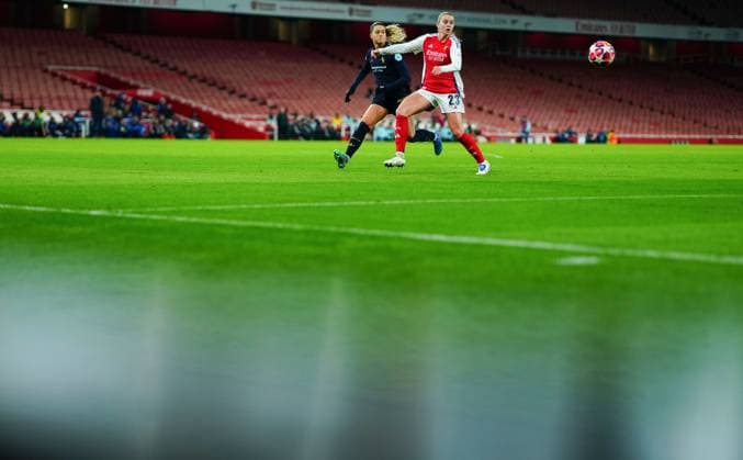 Alessia Russo of Arsenal under pressure from Viola Calligaris of Juventus Arsenal Women v Juventus Women, UEFA Women s Champions League, Group C, Football, Emirates Stadium, London, UK - 21 Nov 2024 EDITORIAL USE ONLY No use with unauthorised audio, video, data, fixture lists, club league logos or live services. Online in-match use limited to 120 images, no video emulation. No use in betting, games or single club league player publications. Copyright: xJavierxGarcia Shutterstockx 14933179ad