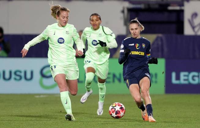 WOMEN SOCCER - UEFA CL, St.Poelten vs Barcelona VIENNA,AUSTRIA,21.NOV.24 - WOMEN SOCCER - UEFA Women s Champions League, group stage, SKN Sankt Poelten vs FC Barcelona, Barca Image shows Patri Guijarro, Aitana Bonmati (Barcelona) and Maria Mikolajova (St.Poelten).  GEPAxpictures xWalterxLuger