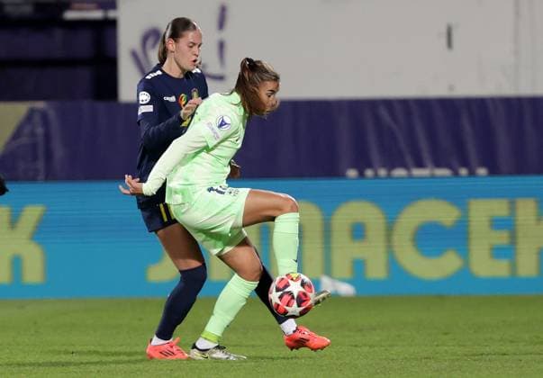 WOMEN SOCCER - UEFA CL, St.Poelten vs Barcelona VIENNA,AUSTRIA,21.NOV.24 - WOMEN SOCCER - UEFA Women s Champions League, group stage, SKN Sankt Poelten vs FC Barcelona, Barca Image shows Valentina Maedl (St.Poelten) and Patri Guijarro (Barcelona).  GEPAxpictures xWalterxLuger