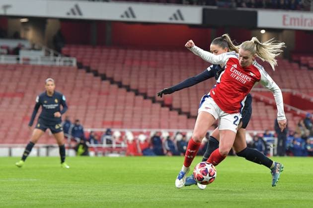Alessia Russo of Arsenal Women with the ball o the edge of Juventas Women penalty area during the Womens Champions League match between Arsenal Women and Juventus Femminile at the Emirates Stadium, London, England on 21 November 2024. Copyright: xPhilxHutchinsonx 42110011