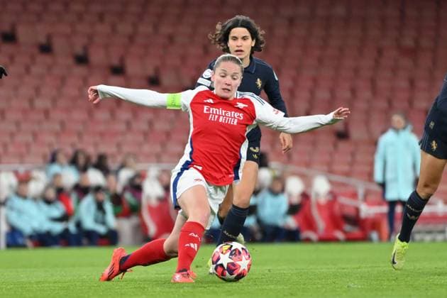 Arsenal Women FC v Juventus FC UEFA Women s Champions League 21 11 2024. Group C Arsenal Women midfielder Lia Walti (13) under pressure from Juventus Women midfielder Eva Schatzer (6) during the UEFA Women s Champions League Group C match 4 of 6 between Arsenal Women FC and Juventus FC at the Emirates Stadium, London, England on 21 November 2024. London Emirates Stadium Greater London England Editorial use only , Copyright: xSimonxTraylenx PSI-20850-0025
