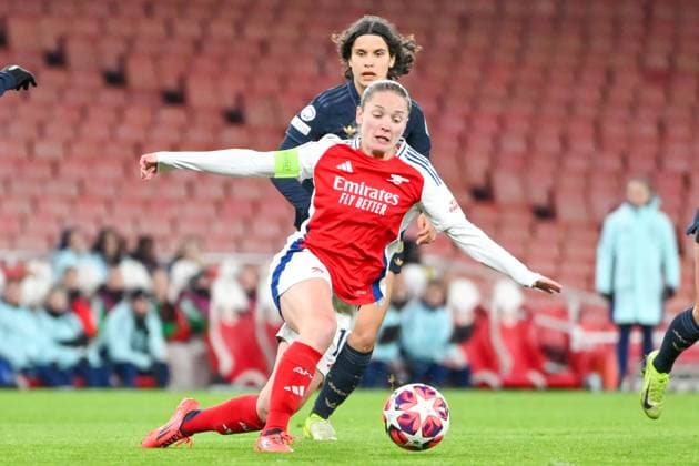 Arsenal Women FC v Juventus FC UEFA Women s Champions League 21 11 2024. Group C Arsenal Women midfielder Lia Walti (13) under pressure from Juventus Women midfielder Eva Schatzer (6) during the UEFA Women s Champions League Group C match 4 of 6 between Arsenal Women FC and Juventus FC at the Emirates Stadium, London, England on 21 November 2024. London Emirates Stadium Greater London England Editorial use only , Copyright: xSimonxTraylenx PSI-20850-0026