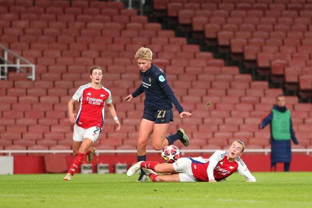 21st November 2024; Arsenal Stadium, London, England; Womens Champions League, Arsenal versus Juventus; Caitlin Foord of Arsenal goes down in the penalty area under pressure from Paulina Krumbiegel of Juventus but no foul is given despite Arsenal appeals.  ActionPlus12717358 KatiexChan