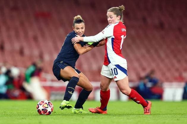 Arsenal gegen Juventus Frauen 21. November 2024, London UEFA Women™s Champions League Fußball Arsenal gegen Juventus Frauen Arianna Caruso von Juventus versucht, Kim Little von Arsenal vom Ball fernzuhalten Foto Charlotte Wilson Abseits London UK  Copyright: xCharlottexWilsonx xOffsidexOffside