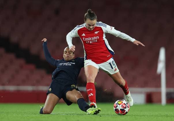 London, England, 21st November 2024. Estelle Cascarino of Juventus and Caitlin Foord of Arsenal challenge for the ball during the UEFA Womens Champions League match at the Emirates Stadium, London. Picture credit should read: Paul Terry Sportimage EDITORIAL USE ONLY. No use with unauthorised audio, video, data, fixture lists, club league logos or live services. Online in-match use limited to 120 images, no video emulation. No use in betting, games or single club league player publications. SPI-3462-0009