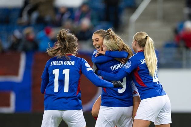 Oslo, Norway, November 21th 2024: Elise Thorsnes (9 Valerenga) celebrates after scoring her team s first goal with teammates during the UEFA Womens Champions League football match between Valerenga and Bayern Munich at Intility Arena in Oslo, Norway. (Ane Frosaker SPP) Copyright: xAnexFrosakerx xSPPx spp-en-AnFrSp-_F_28530
