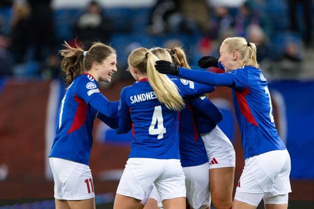 Oslo, Norway, November 21th 2024: Elise Thorsnes (9 Valerenga) celebrates after scoring her team s first goal with teammates during the UEFA Womens Champions League football match between Valerenga and Bayern Munich at Intility Arena in Oslo, Norway. (Ane Frosaker SPP) Copyright: xAnexFrosakerx xSPPx spp-en-AnFrSp-_F_28543