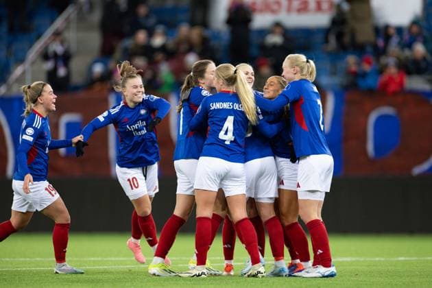 Oslo, Norway, November 21th 2024: Elise Thorsnes (9 Valerenga) celebrates after scoring her team s first goal with teammates during the UEFA Womens Champions League football match between Valerenga and Bayern Munich at Intility Arena in Oslo, Norway. (Ane Frosaker SPP) Copyright: xAnexFrosakerx xSPPx spp-en-AnFrSp-_F_28563