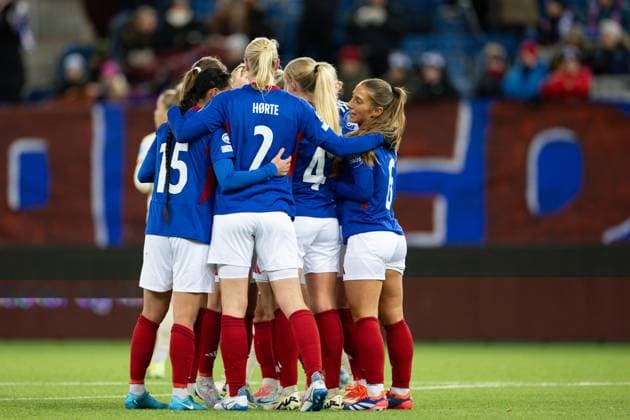 Oslo, Norway, November 21th 2024: Elise Thorsnes (9 Valerenga) celebrates after scoring her team s first goal with teammates during the UEFA Womens Champions League football match between Valerenga and Bayern Munich at Intility Arena in Oslo, Norway. (Ane Frosaker SPP) Copyright: xAnexFrosakerx xSPPx spp-en-AnFrSp-_F_28612