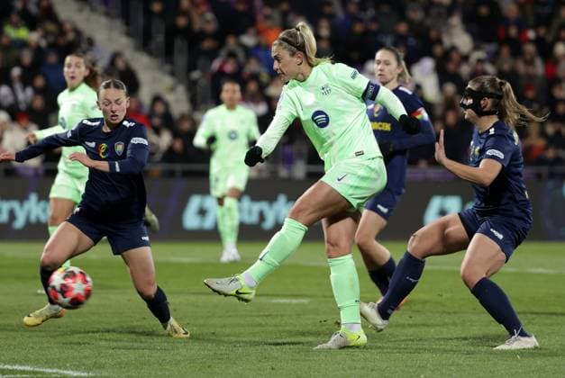 WOMEN SOCCER - UEFA CL, St.Poelten vs Barcelona VIENNA,AUSTRIA,21.NOV.24 - WOMEN SOCCER - UEFA Women s Champions League, group stage, SKN Sankt Poelten vs FC Barcelona, Barca Image shows Chiara Dangelo (St.Poelten), Alexia Putellas (Barcelona) and Anna Johanning (St.Poelten). Keywords: goal.  GEPAxpictures xWalterxLuger