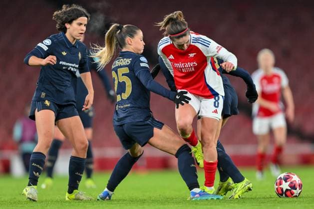 Arsenal Women FC v Juventus FC UEFA Women s Champions League 21 11 2024. Group C Juventus Women defender Viola Calligaris (25) and Arsenal Women midfielder Mariona Caldentey (8) battles for possession during the UEFA Women s Champions League Group C match 4 of 6 between Arsenal Women FC and Juventus FC at the Emirates Stadium, London, England on 21 November 2024. London Emirates Stadium Greater London England Editorial use only , Copyright: xSimonxTraylenx PSI-20850-0027