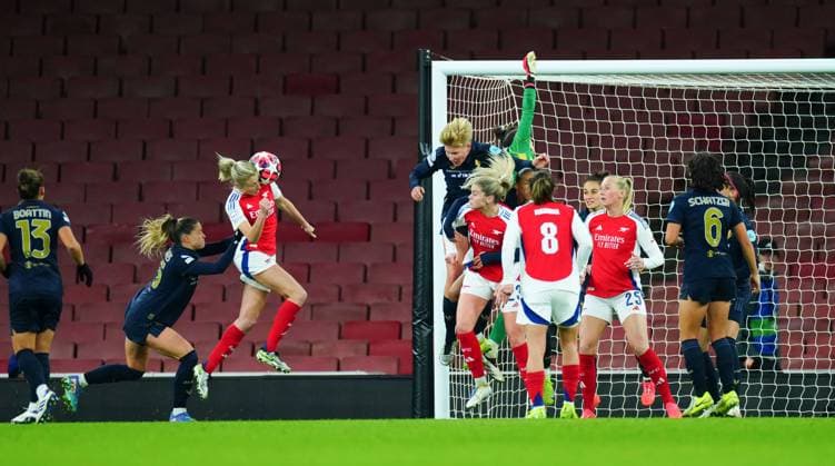 Leah Williamson of Arsenal heads a chance over Arsenal Women v Juventus Women, UEFA Women s Champions League, Group C, Football, Emirates Stadium, London, UK - 21 Nov 2024 EDITORIAL USE ONLY No use with unauthorised audio, video, data, fixture lists, club league logos or live services. Online in-match use limited to 120 images, no video emulation. No use in betting, games or single club league player publications. Copyright: xJavierxGarcia Shutterstockx 14933179ag