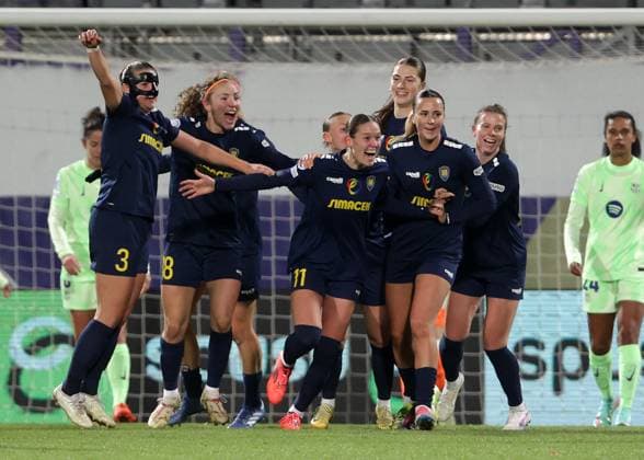 WOMEN SOCCER - UEFA CL, St.Poelten vs Barcelona VIENNA,AUSTRIA,21.NOV.24 - WOMEN SOCCER - UEFA Women s Champions League, group stage, SKN Sankt Poelten vs FC Barcelona, Barca Image shows the rejoicing of Valentina Maedl (St.Poelten) and her team.  GEPAxpictures xWalterxLuger