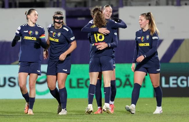 WOMEN SOCCER - UEFA CL, St.Poelten vs Barcelona VIENNA,AUSTRIA,21.NOV.24 - WOMEN SOCCER - UEFA Women s Champions League, group stage, SKN Sankt Poelten vs FC Barcelona, Barca Image shows the rejoicing of Valentina Maedl (St.Poelten) and her team.  GEPAxpictures xWalterxLuger
