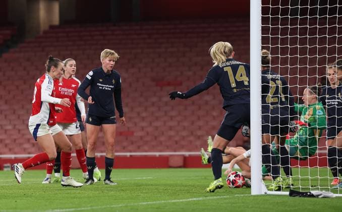 Sport Bilder des Tages London, England, 21st November 2024. Caitlin Foord of Arsenal has her shot saved by Pauline Peyraud-Magnin of Juventus during the UEFA Womens Champions League match at the Emirates Stadium, London. Picture credit should read: Paul Terry Sportimage EDITORIAL USE ONLY. No use with unauthorised audio, video, data, fixture lists, club league logos or live services. Online in-match use limited to 120 images, no video emulation. No use in betting, games or single club league player publications. SPI-3462-0012