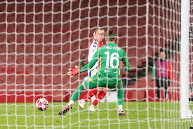 21st November 2024; Arsenal Stadium, London, England; Womens Champions League, Arsenal versus Juventus; Caitlin Foord of Arsenal elects to cross from tight angle past Juv keeper Peyraud-Magnin  ActionPlus12717364 KatiexChan