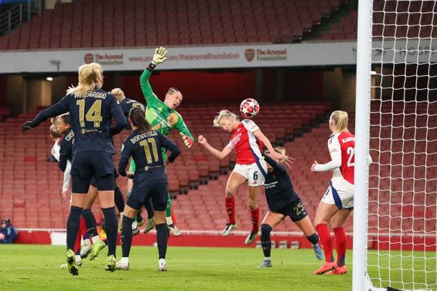 21st November 2024; Arsenal Stadium, London, England; Womens Champions League, Arsenal versus Juventus; goalkeeper Pauline Peyraud-Magnin of Juventus misses the cross and Leah Williamson of Arsenal makes the header but the attempt goes over.  ActionPlus12717370 KatiexChan