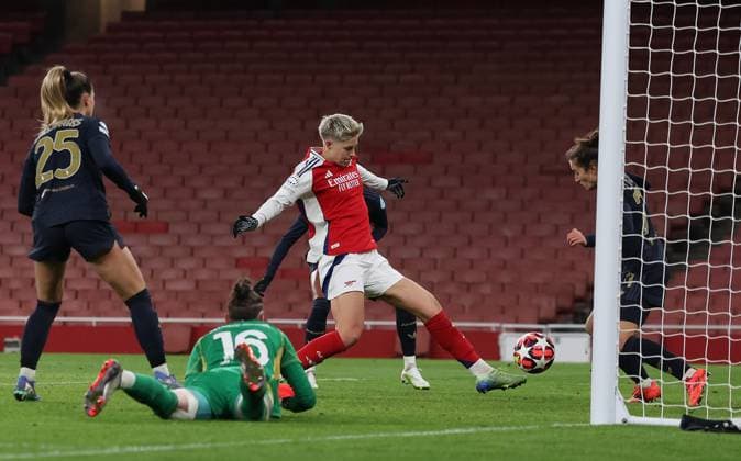 London, England, 21st November 2024. Lina Hurtig of Arsenal scores the opening goal during the UEFA Womens Champions League match at the Emirates Stadium, London. Picture credit should read: Paul Terry Sportimage EDITORIAL USE ONLY. No use with unauthorised audio, video, data, fixture lists, club league logos or live services. Online in-match use limited to 120 images, no video emulation. No use in betting, games or single club league player publications. SPI-3462-0014