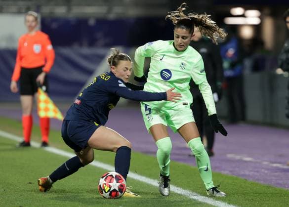 WOMEN SOCCER - UEFA CL, St.Poelten vs Barcelona VIENNA,AUSTRIA,21.NOV.24 - WOMEN SOCCER - UEFA Women s Champions League, group stage, SKN Sankt Poelten vs FC Barcelona, Barca Image shows Chiara Dangelo (St.Poelten) and Jana Fernandez (Barcelona).  GEPAxpictures xWalterxLuger