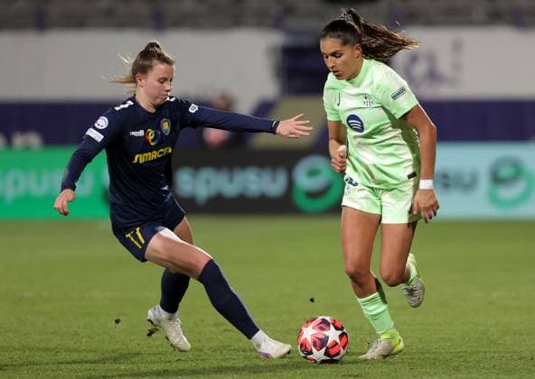 WOMEN SOCCER - UEFA CL, St.Poelten vs Barcelona VIENNA,AUSTRIA,21.NOV.24 - WOMEN SOCCER - UEFA Women s Champions League, group stage, SKN Sankt Poelten vs FC Barcelona, Barca Image shows Sarah Mattner (St.Poelten) and Francisca Nazareth (Barcelona).  GEPAxpictures xWalterxLuger