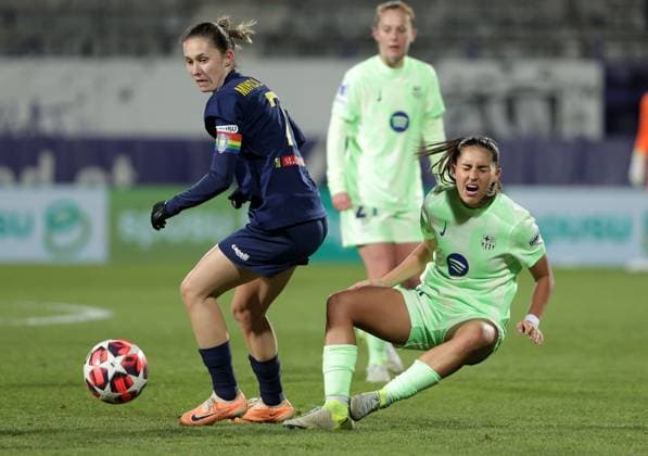 WOMEN SOCCER - UEFA CL, St.Poelten vs Barcelona VIENNA,AUSTRIA,21.NOV.24 - WOMEN SOCCER - UEFA Women s Champions League, group stage, SKN Sankt Poelten vs FC Barcelona, Barca Image shows Maria Mikolajova (St.Poelten) and Francisca Nazareth (Barcelona).  GEPAxpictures xWalterxLuger