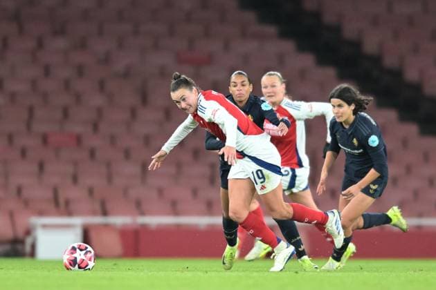 Caitlin Foord of Arsenal Women drives forward with the ball during the Womens Champions League match between Arsenal Women and Juventus Femminile at the Emirates Stadium, London, England on 21 November 2024. Copyright: xPhilxHutchinsonx 42110023