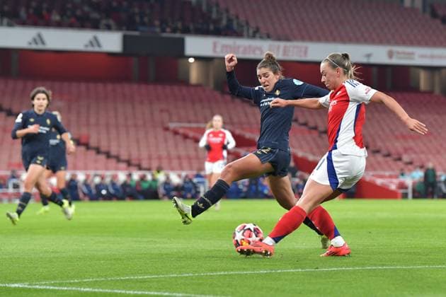 Katie McCabe of Arsenal Women crosses the ball during the Womens Champions League match between Arsenal Women and Juventus Femminile at the Emirates Stadium, London, England on 21 November 2024. Copyright: xPhilxHutchinsonx 42110037