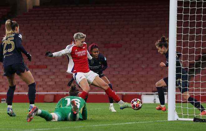 London, England, 21st November 2024. Lina Hurtig of Arsenal scores to make it 1-0 during the UEFA Womens Champions League match at the Emirates Stadium, London. Picture credit should read: Paul Terry Sportimage EDITORIAL USE ONLY. No use with unauthorised audio, video, data, fixture lists, club league logos or live services. Online in-match use limited to 120 images, no video emulation. No use in betting, games or single club league player publications. SPI-3462-0036
