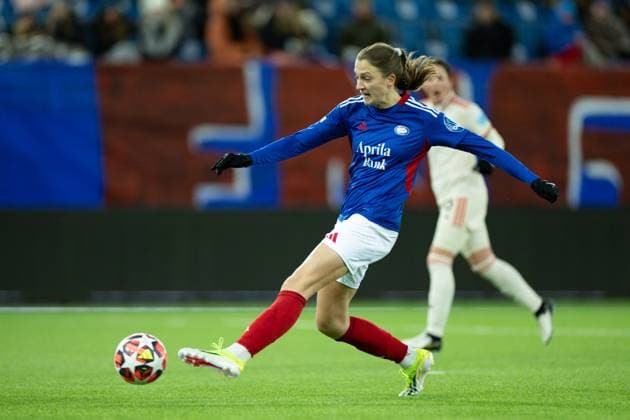Oslo, Norway, November 21th 2024: Emma Stolen Godo (11 Valerenga) shoots the ball during the UEFA Womens Champions League football match between Valerenga and Bayern Munich at Intility Arena in Oslo, Norway. (Ane Frosaker SPP) Copyright: xAnexFrosakerx xSPPx spp-en-AnFrSp-_F_26502