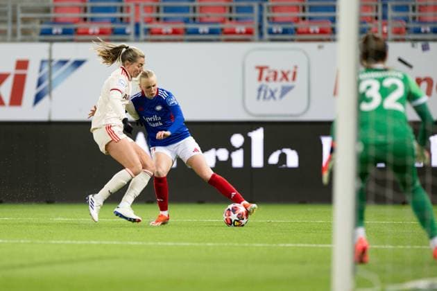 Oslo, Norway, November 21th 2024: Karina Saevik (21 Valerenga) battle for the ball during the UEFA Womens Champions League football match between Valerenga and Bayern Munich at Intility Arena in Oslo, Norway. (Ane Frosaker SPP) Copyright: xAnexFrosakerx xSPPx spp-en-AnFrSp-_F_27880