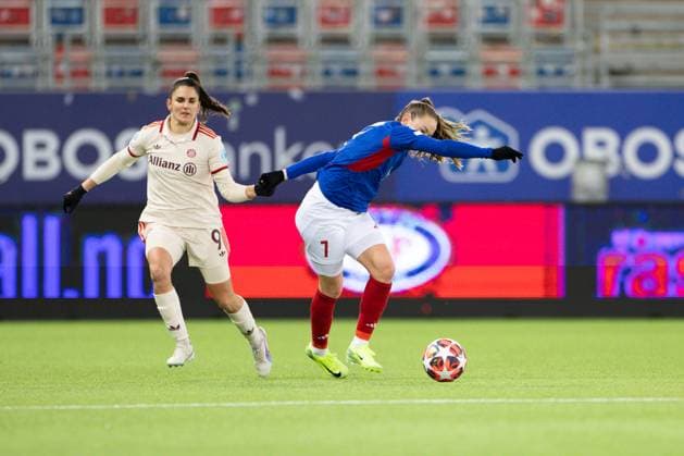 Oslo, Norway, November 21th 2024: Janni Thomsen (7 Valerenga) and Jovana Damnjanovic (9 FC Bayern Munich) battle for the ball during the UEFA Womens Champions League football match between Valerenga and Bayern Munich at Intility Arena in Oslo, Norway. (Ane Frosaker SPP) Copyright: xAnexFrosakerx xSPPx spp-en-AnFrSp-_F_28305
