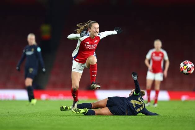Arsenal gegen Juventus Frauen 21. November 2024, London UEFA Women™s Champions League Fußball Arsenal gegen Juventus Frauen Lia Walti von Arsenal springt, um einem Angriff von Arianna Caruso von Juventus auszuweichen Foto Charlotte Wilson Offside London UK  Copyright: xCharlottexWilsonx xOffsidexOffside