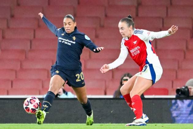 Arsenal Women FC v Juventus FC UEFA Women s Champions League 21 11 2024. Group C Juventus Women defender Estelle Cascarino (20) under pressure from Arsenal Women forward Caitlin Foord (19) during the UEFA Women s Champions League Group C match 4 of 6 between Arsenal Women FC and Juventus FC at the Emirates Stadium, London, England on 21 November 2024. London Emirates Stadium Greater London England Editorial use only , Copyright: xSimonxTraylenx PSI-20850-0070