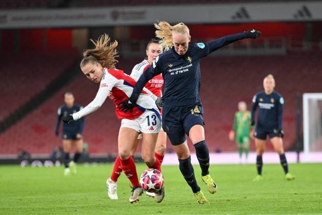 Arsenal Women FC v Juventus FC UEFA Women s Champions League 21 11 2024. Group C Arsenal Women midfielder Lia Walti (13) and Juventus Women forward Amalie Vangsgaard (14) battles for possession during the UEFA Women s Champions League Group C match 4 of 6 between Arsenal Women FC and Juventus FC at the Emirates Stadium, London, England on 21 November 2024. London Emirates Stadium Greater London England Editorial use only , Copyright: xSimonxTraylenx PSI-20850-0067